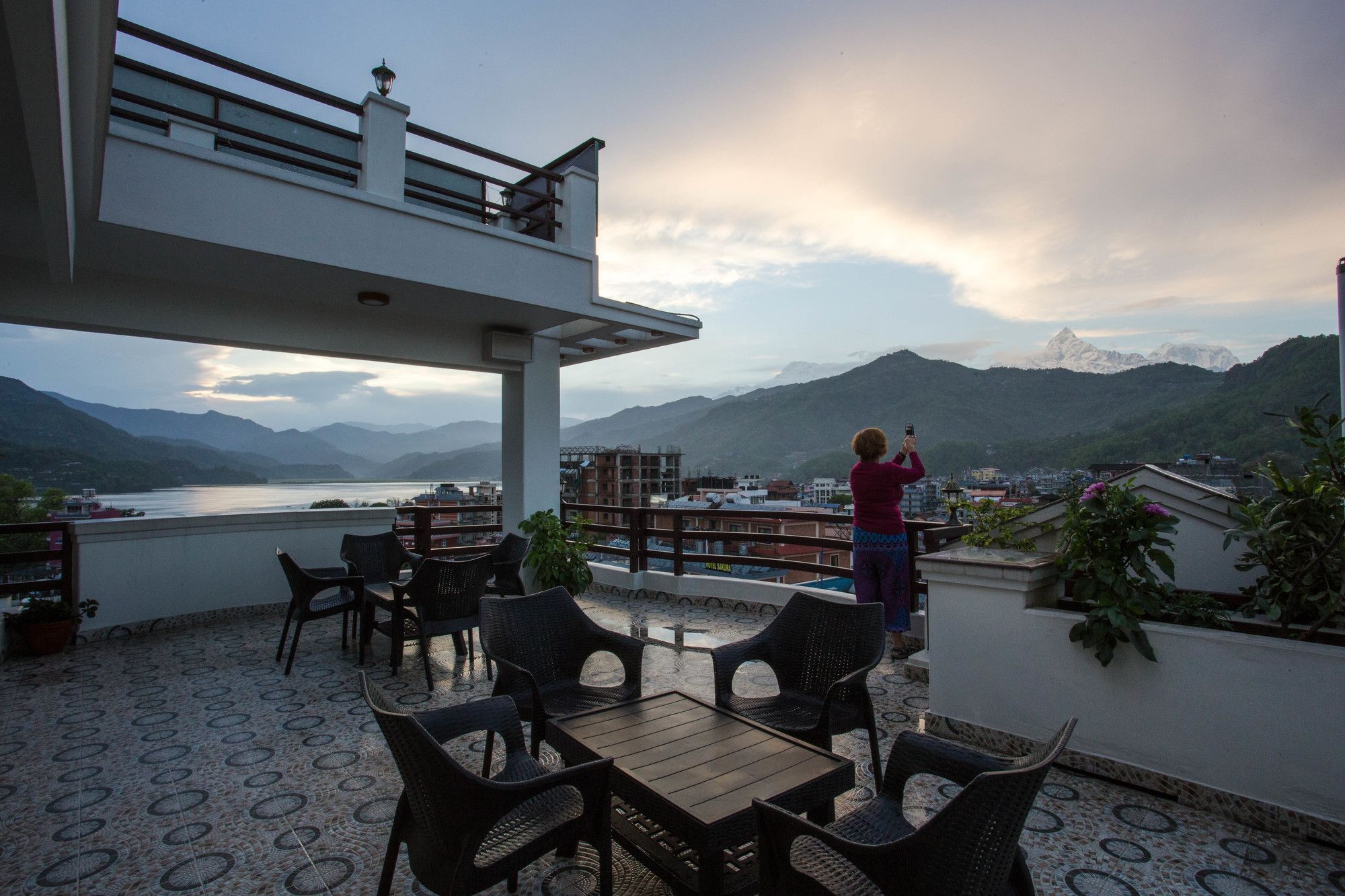 Hotel White Pearl Pokhara Dış mekan fotoğraf
